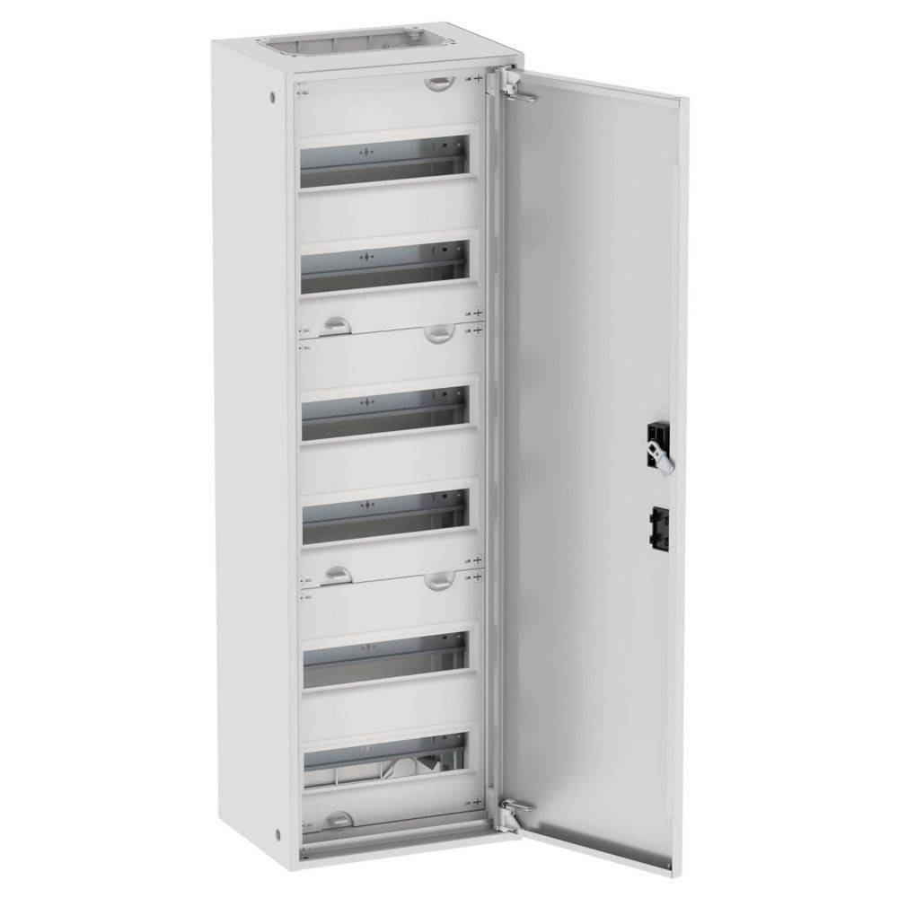 Ein hoher, offener Metallschaltschrank mit mehreren leeren Steckplätzen, die Platz für Kabel und Komponenten freilegen, mit einem Schloss an der Tür.