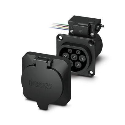 Ein Elektrofahrzeug-Ladesockel mit mehreren Steckverbindern, offener Abdeckung und sichtbaren farbigen Kabeln, die technische Verbindungen zeigen.