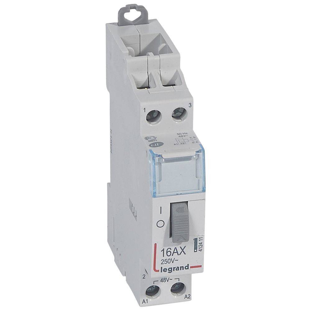 Ein Legrand 16AX 250V Elektroschalter mit weißem Gehäuse und blauen Akzenten, der einen Kippschalter zeigt.