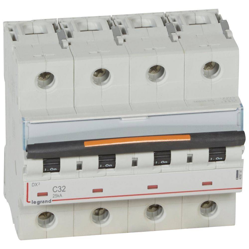 Ein Vier-Pol-Leistungsschalter mit Schaltern, die mit ‚Ein' und ‚C32 25A' beschriftet sind, der zur elektrischen Schutzausrüstung in Stromverteilungssystemen verwendet wird.