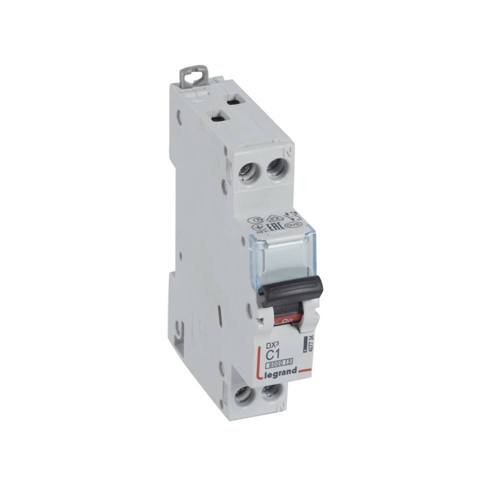 Eine Nahaufnahme eines Legrand DX³ C1 Leitungsschutzschalters, der sein kompaktes Design und seine beschrifteten Spezifikationen zeigt, der für den elektrischen Schutz verwendet wird.