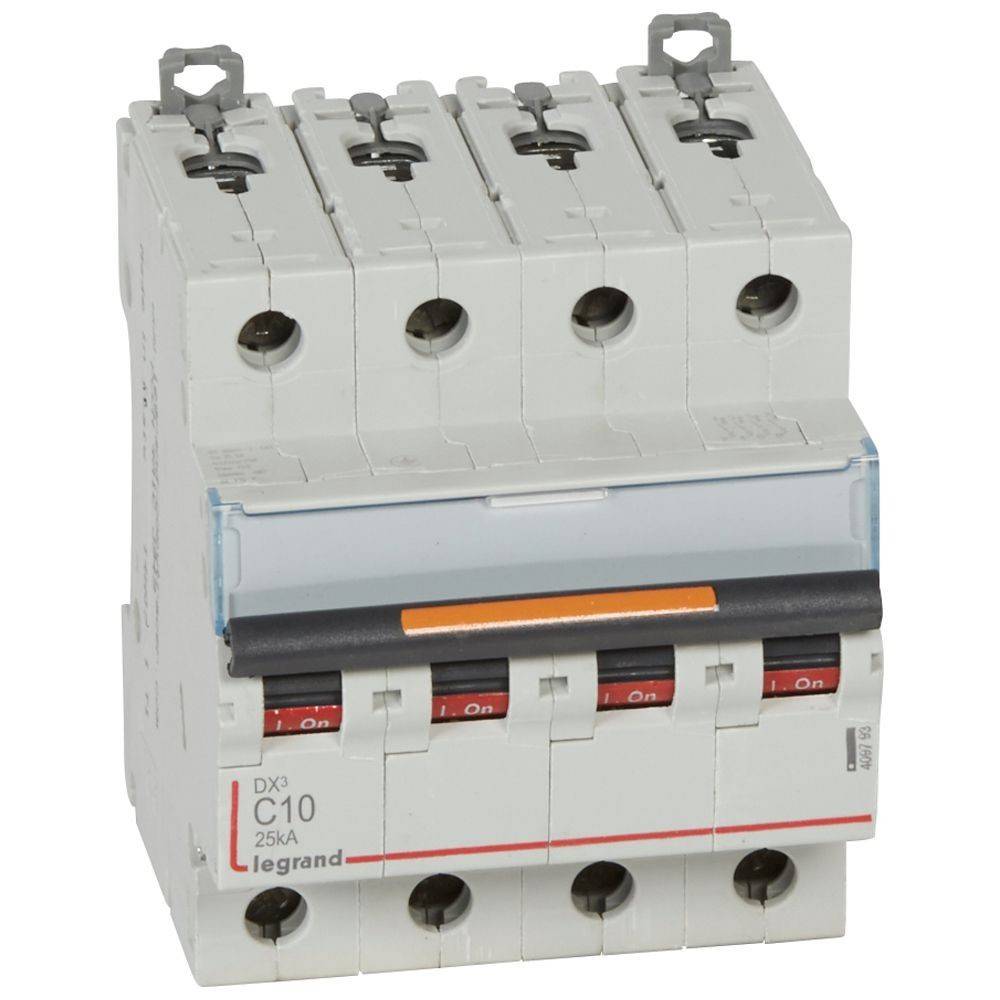 Ein Vier-Pol-Leistungsschalter mit der Bezeichnung 'C10 25kA', mit Kippschaltern in der 'Aus'-Position, verwendet zur elektrischen Sicherheitskontrolle.