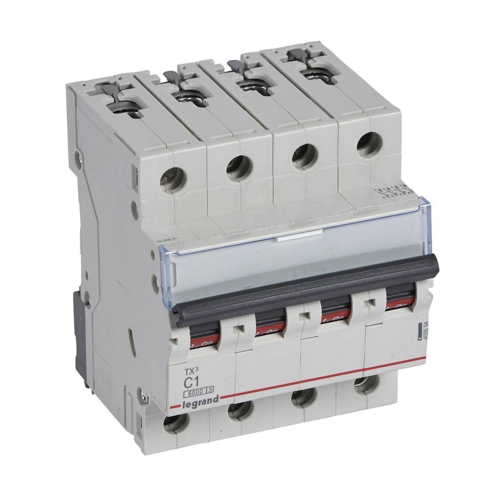 Vierpoliger Leistungsschalter mit Kippschalter, auf einem weißen, rechteckigen Gehäuse mit der Markierung 'Legrand TX3 C'. Reguliert den elektrischen Stromfluss.