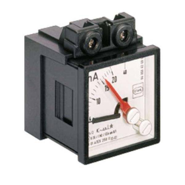 Ein analoges Amperemeter, das eine Ablesung von 10 Ampere anzeigt, in einem schwarzen rechteckigen Gehäuse, mit Anschlussklemmen oben.