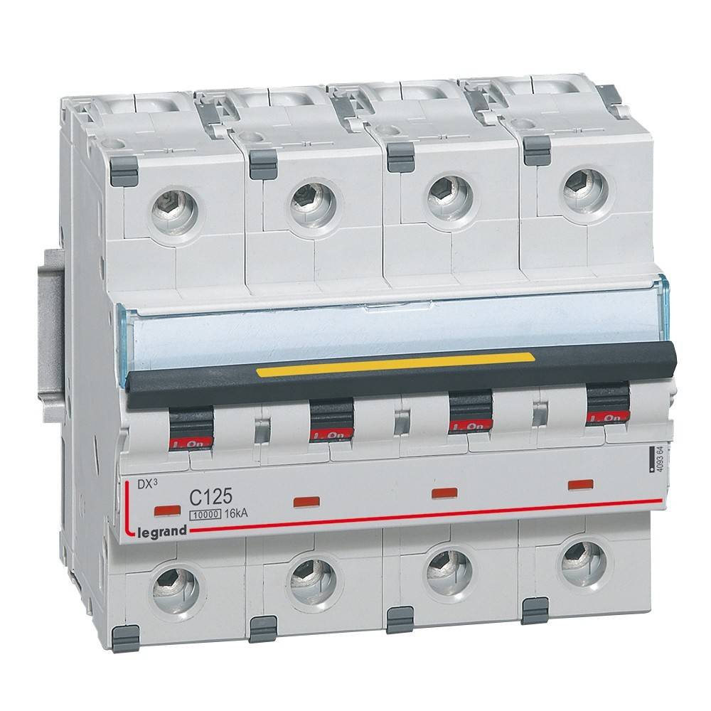 Ein Sicherungsautomat mit der Bezeichnung C125, der vier Schalter in der Ausschaltposition zeigt, der verwendet wird, um elektrische Schaltkreise sicher zu steuern.