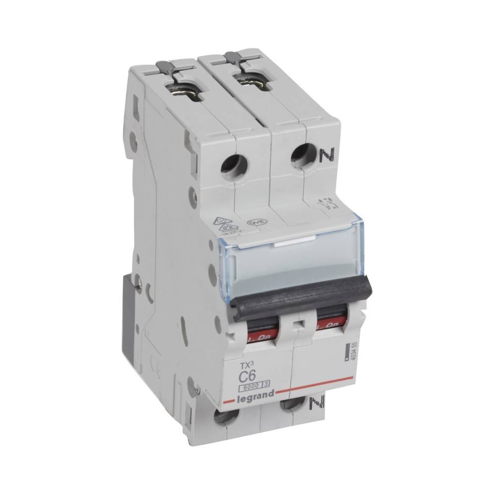 Ein Zweipol-Leistungsschalter mit beschrifteten Schaltern in der 'Ein'-Position, verwendet für elektrische Sicherheit und Schaltungssteuerung.