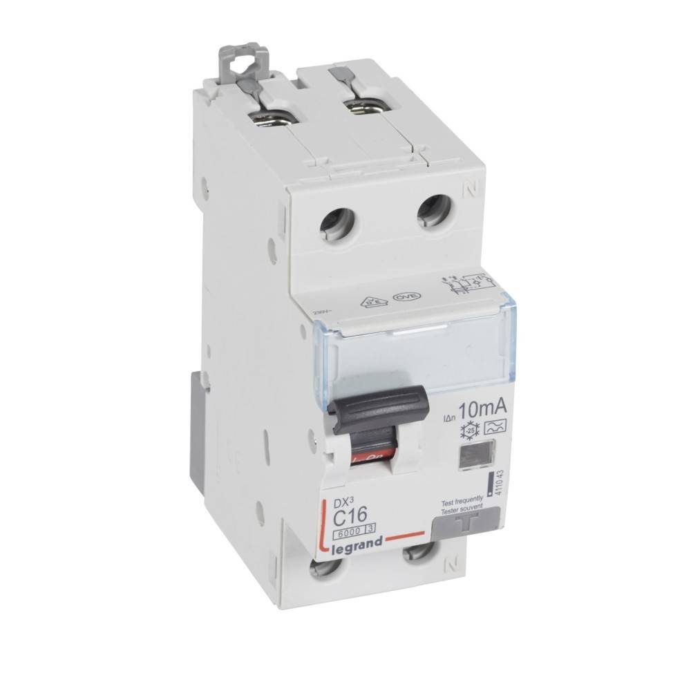 Ein weißer Legrand-Leitungsschutzschalter, der mit ‚C16' und ‚10mA' beschriftet ist. Er verfügt über einen schwarzen Schalter und technische Symbole, die elektrische Spezifikationen anzeigen.