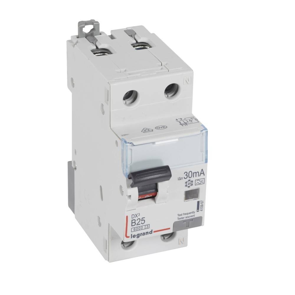 Ein weißer elektrischer Leitungsschutzschalter mit der Bezeichnung 'DX3 B25' mit einem blauen Schalter und Sicherheitswarnhinweisen, ausgelegt für 25-Ampere-Strom und 30 mA Reststrom.