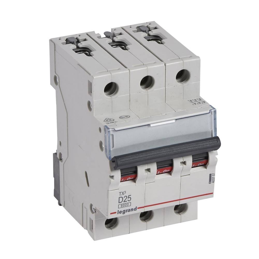Legrand TX3 D25' Drei-Pol-Leitungsschutzschalter, grau mit roten Schaltern, aufrecht stehend; verwendet zur Steuerung und zum Schutz elektrischer Stromkreise.