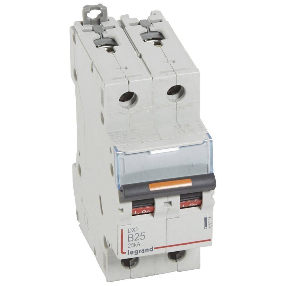 Ein weißer Zweipol-Leitungsschutzschalter mit der Beschriftung 'DX³ B25 25A legrand', dessen Schalter sich in Ausschaltposition befinden und der für die elektrische Sicherheit verwendet wird.