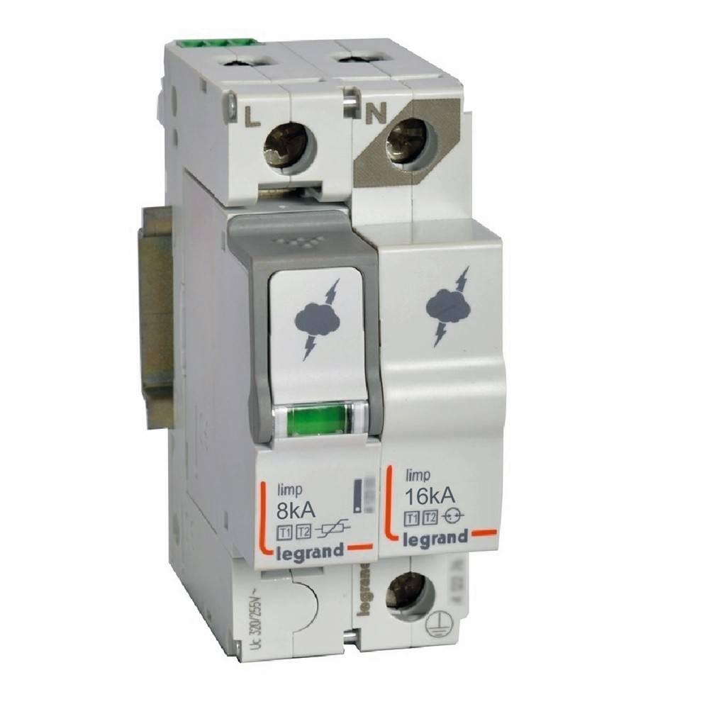 Ein elektrisches Überspannungsschutzgerät mit zwei Schaltern, beschriftet mit '8kA' und '16kA', das zur Absicherung von Stromkreisen gegen Spannungsspitzen verwendet wird.