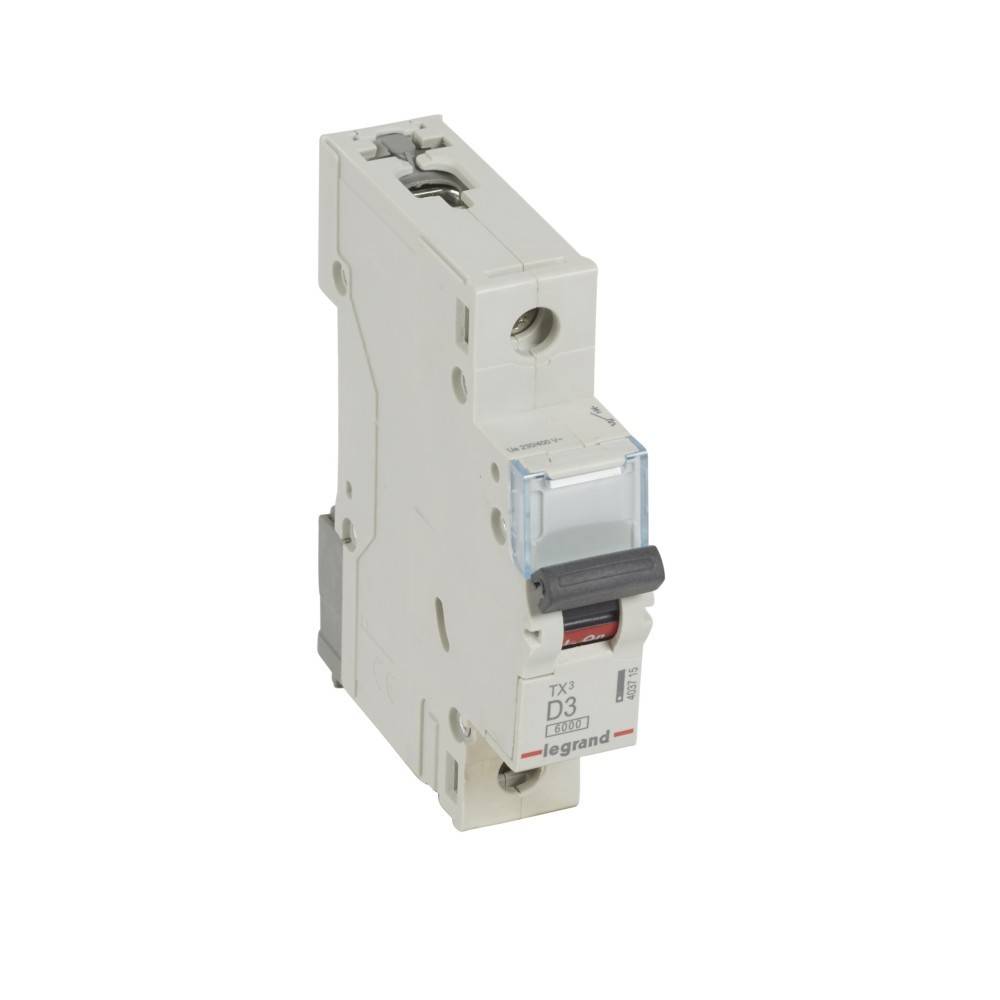 Ein weißer Sicherungsautomat der Marke Legrand, beschriftet mit 'TX3 D3', mit einem Schalter und Anschlusspunkten, der für elektrischen Schutz verwendet wird.