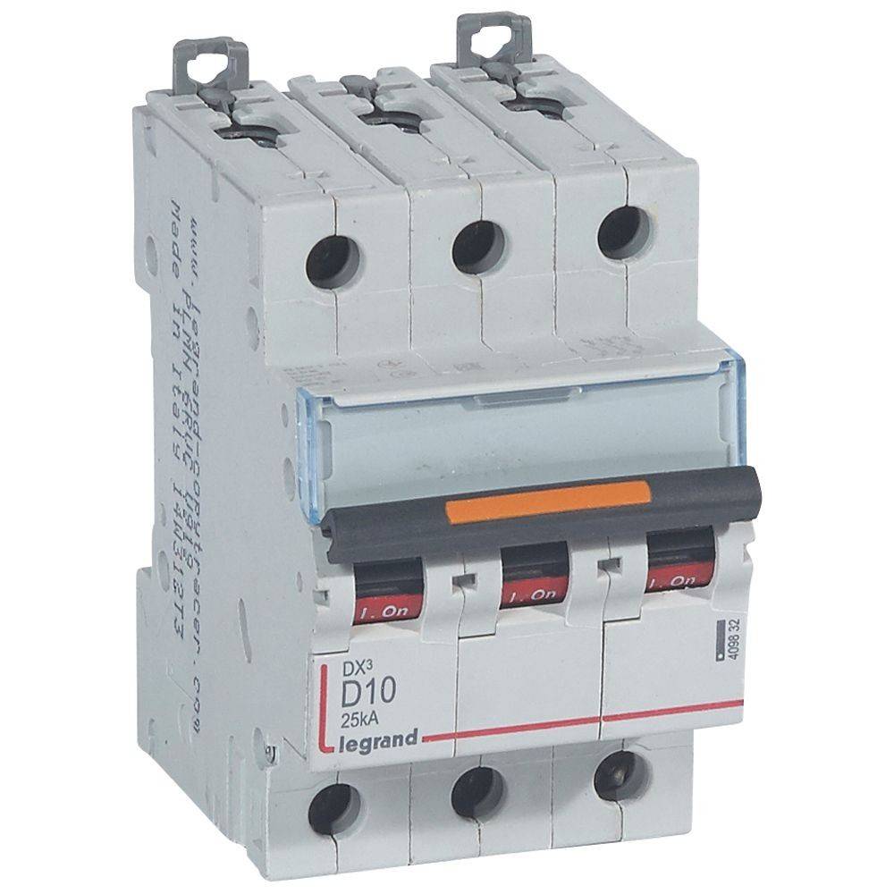 Ein dreipöliger Leistungsschalter, gekennzeichnet als 'DX³ D10 25kA' von Legrand, mit drei Schaltern in der 'Ein'-Position.