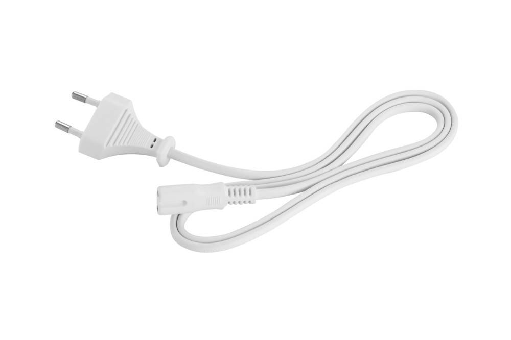 Ein weißes Verlängerungskabel mit einem Stecker an einem Ende und einer Steckdose am anderen Ende, aufgerollt auf weißem Hintergrund.