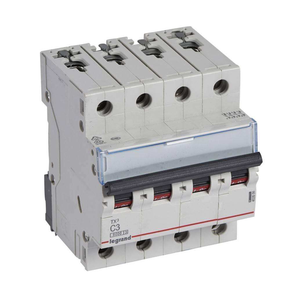 Ein Vier-Pol-Leistungsschalter mit beschrifteten Komponenten, konzipiert für elektrischen Schutz, vor einem neutralen Hintergrund dargestellt.