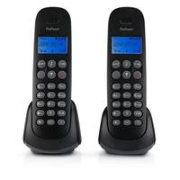 Zwei schwarze schnurlose Telefone mit blau beleuchteten Displays stehen aufrecht in passenden Ladestationen auf weißem Hintergrund.