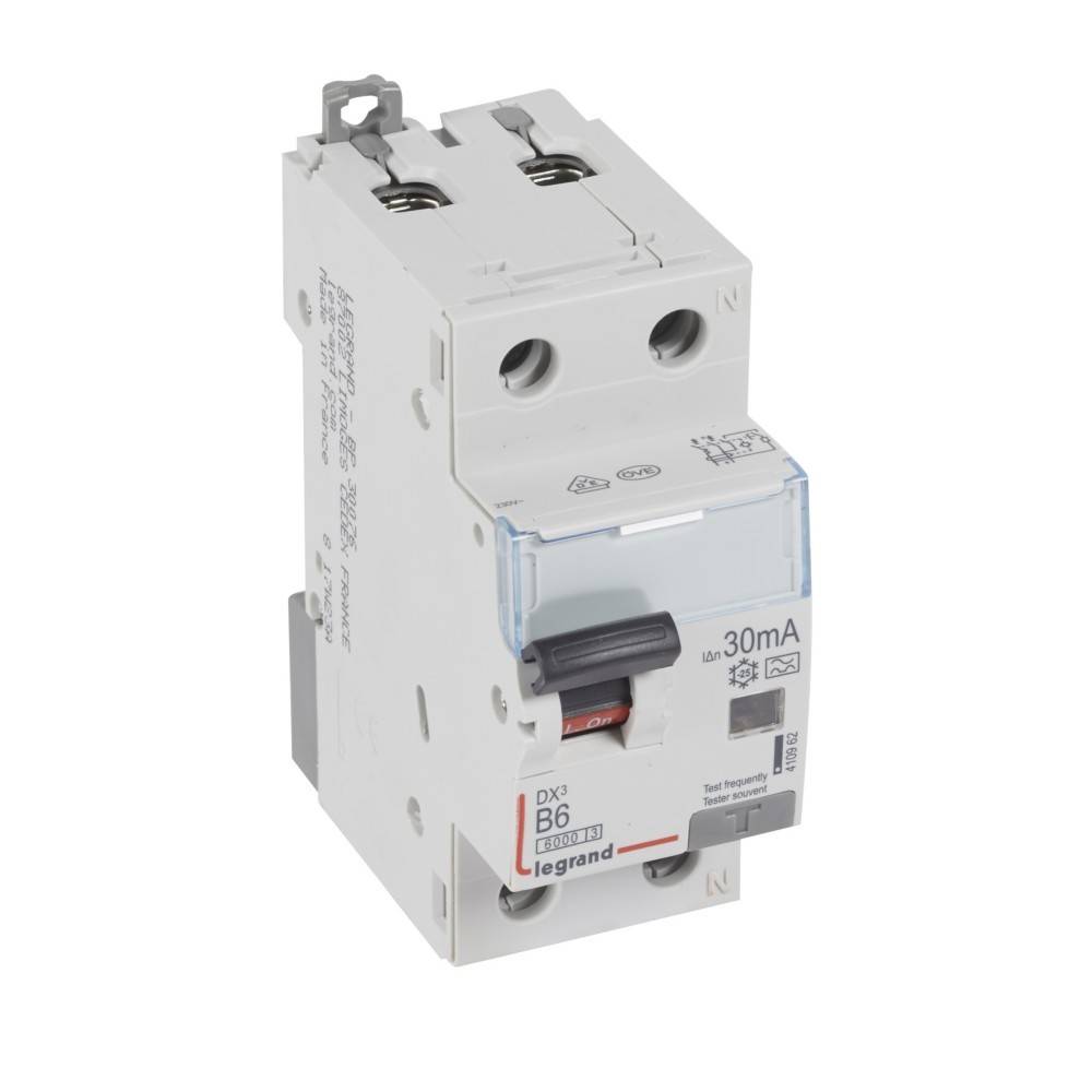 Ein weißer und grauer Sicherungsautomat mit der Bezeichnung 'Legrand DX3', auf dem 'B6' und '30mA' aufgedruckt sind, mit einem roten Umschalter für elektrische Sicherheit.