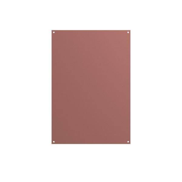 Ein einfaches rechteckiges Blatt mit rötlich-brauner Farbe, das vier Ecklöcher zum Befestigen aufweist.