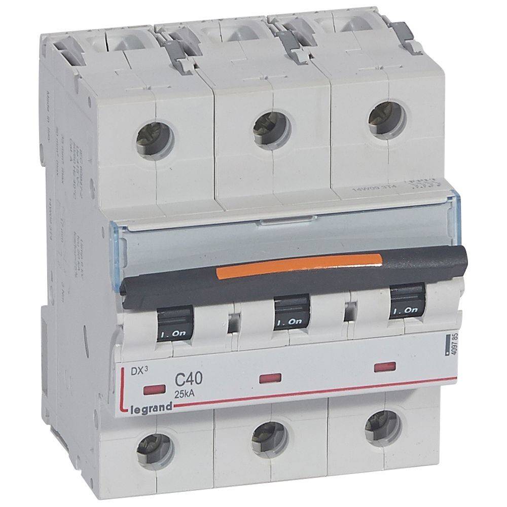 Ein Sicherungsautomat mit vier Schaltern, beschriftet mit ‚C40', zur elektrischen Sicherheit. Modelldetails sind ‚DX3' und ‚25kA', hergestellt von Legrand.