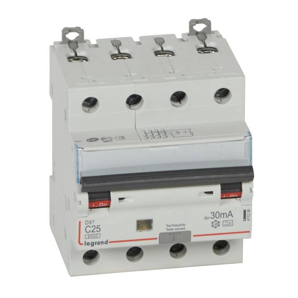 Ein vierpoliger Legrand-Leistungsschalter, Modellnummer DX3 C25, ausgelegt für 30mA Stromstärke. Er verfügt über einen manuellen Schalter und einen Testknopf.
