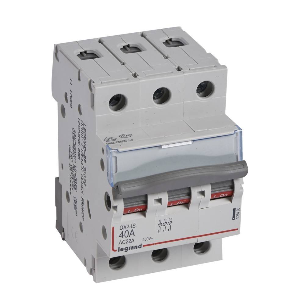 Ein dreipoliger Leistungsschalter mit einem grauen Hebel, beschriftet mit '40A' und 'legrand', der typischerweise für die elektrische Stromverteilung und Sicherheit verwendet wird.