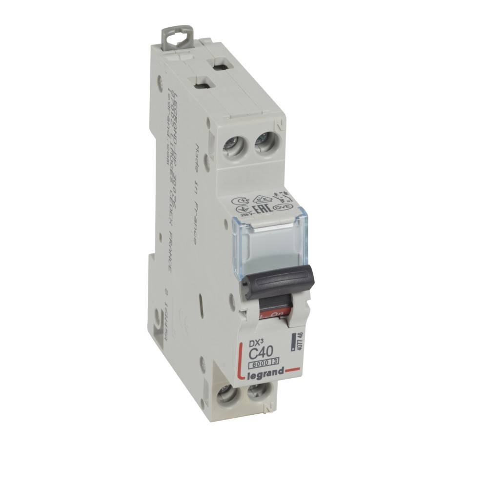 Ein Leistungsschalter von Legrand, Modell DX³, mit C40-Nennwert, ausgelegt für elektrischen Leitungsschutz. Das Gerät ist rechteckig mit einem Schalter an der Frontseite.