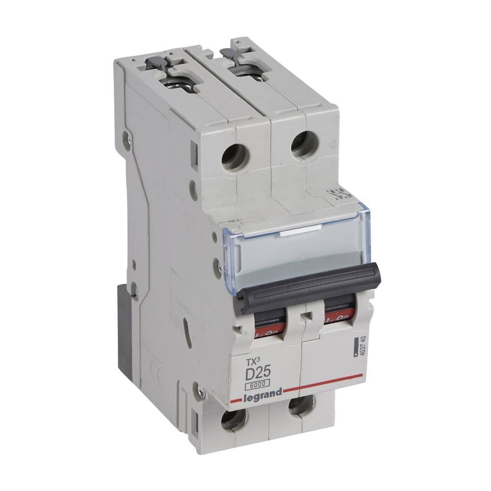 Ein Zweipol-Sicherungsautomat von Legrand, Modell 'D25', mit manueller Ein/Aus-Schalter. Verwendet für elektrische Sicherheit in Verdrahtungssystemen.