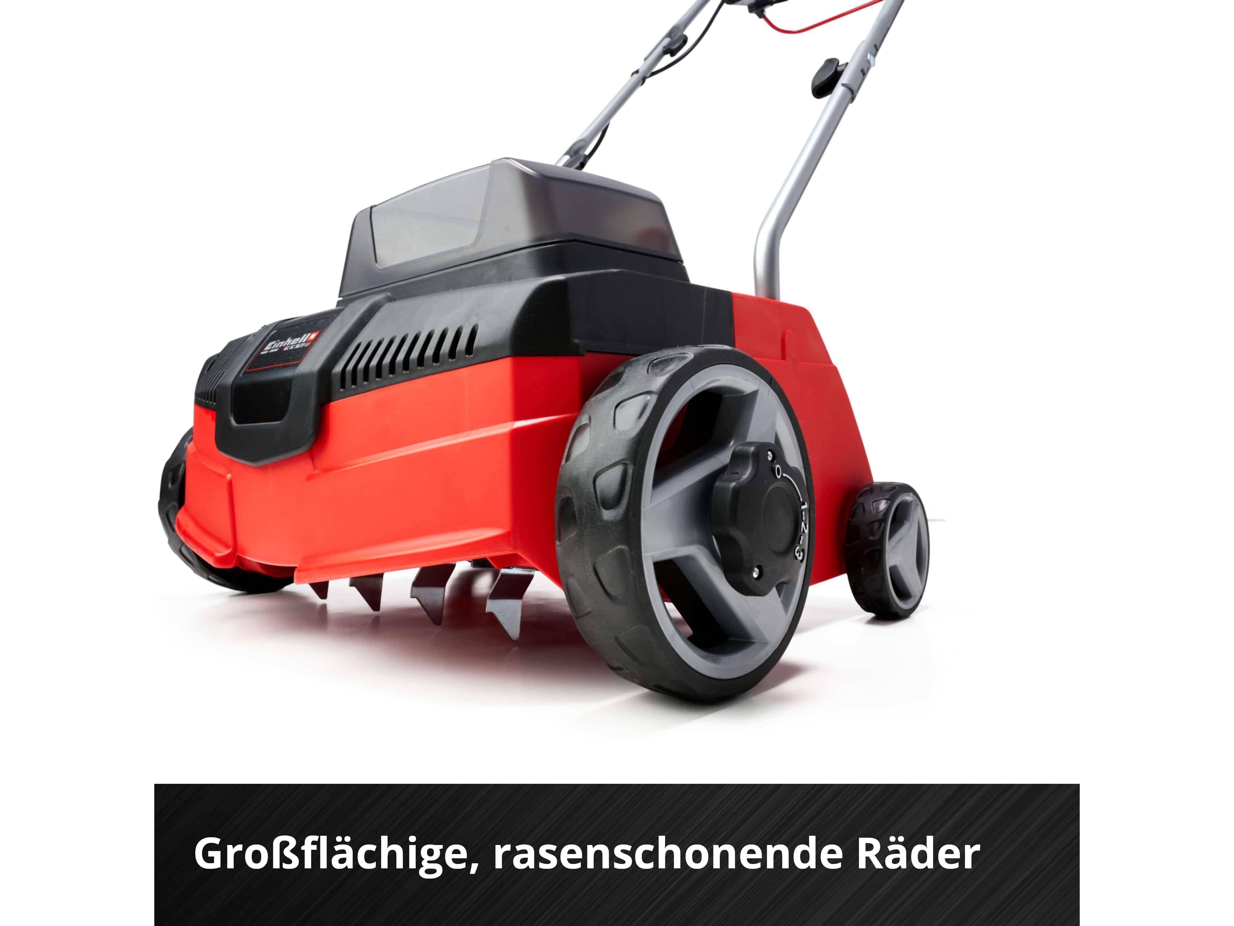 Nahaufnahme eines Rasenbelüfters mit großen, rasenschonenden Rädern und rot-schwarzem Design. Text auf Deutsch: 