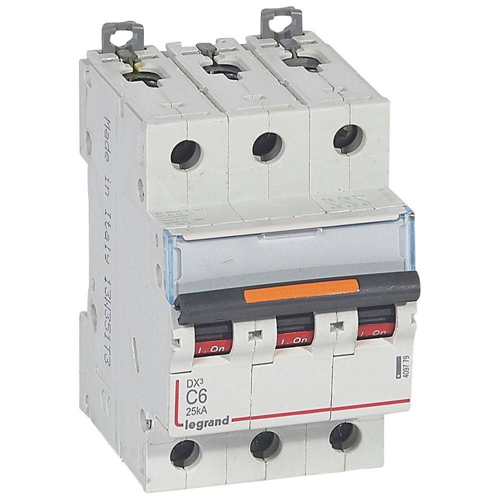 Ein dreiphasiger Leistungsschalter mit 'Legrand' Markenzeichen, Typ C6 und 25 kA, verwendet für elektrische Sicherheit in Stromverteilungssystemen.