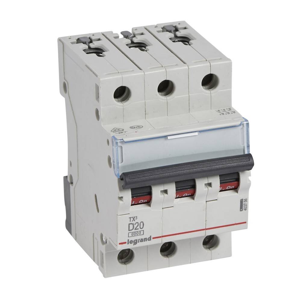 Ein dreipoliger Leistungsschalter mit Schaltern, die mit ‚Ein' und ‚Aus' gekennzeichnet sind, der zur elektrischen Schutzschaltung verwendet wird.