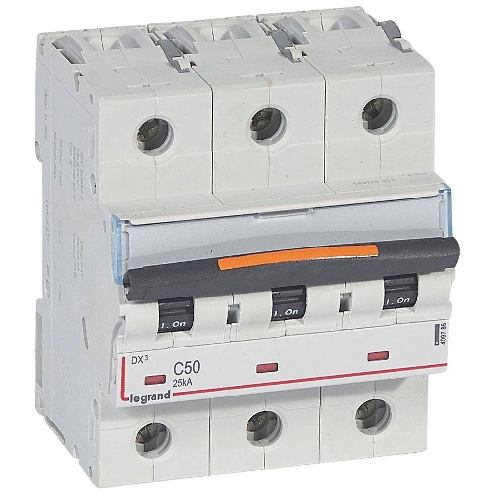 Ein dreipöliger Leitungsschutzschalter, gekennzeichnet als 'Legrand DX3 C50 25kA', verwendet zum Schutz elektrischer Stromkreise, mit Ein- und Ausschaltern.