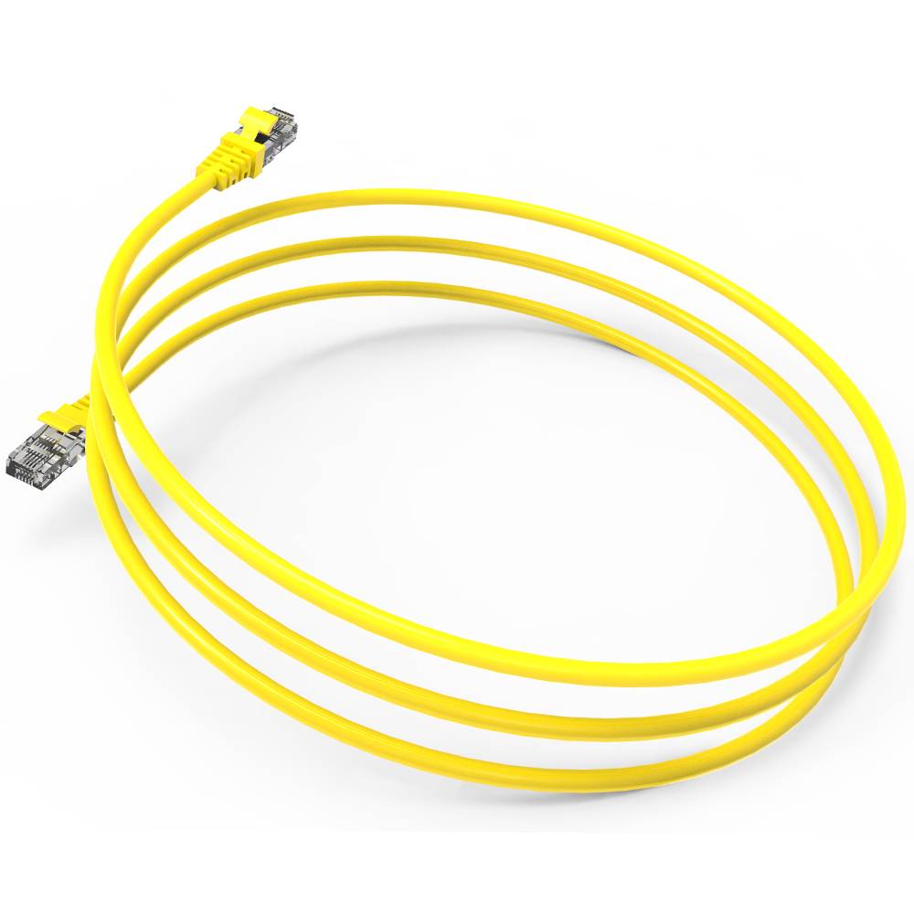 Gelbes Ethernet-Kabel mit RJ45-Steckern, aufgerollt auf weißem Hintergrund.