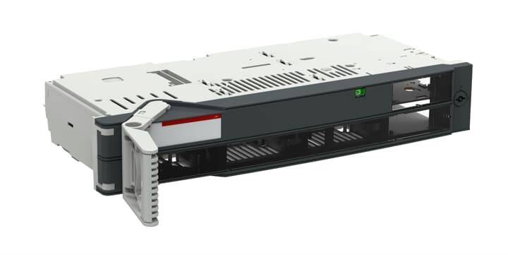 Eine silberne und schwarze Serverkomponente mit einem Griff auf der linken Seite, konzipiert für den Einbau in ein Serverrack, mit Lüftungsschlitzen auf der Oberseite.