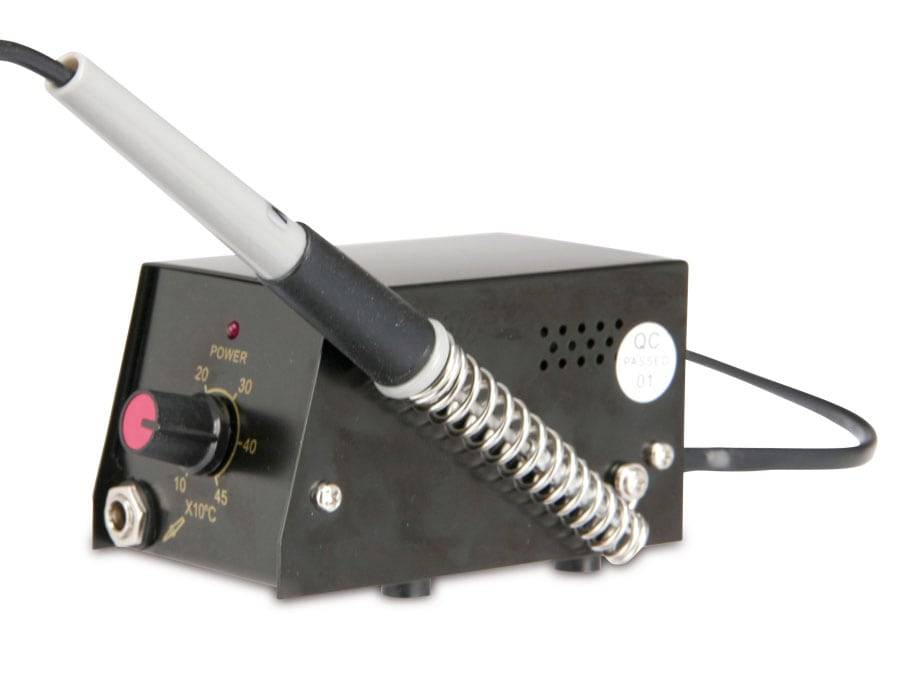 Eine schwarze Lötstation mit einem Metallfedernhalter und einem Bedienknopf zur Temperatureinstellung wird gezeigt.