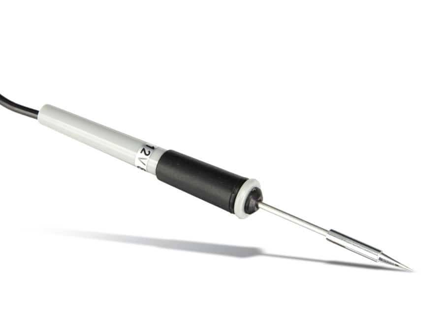 Eine Nahaufnahme eines silbernen ausziehbaren Zeigestocks mit schwarzem Griff, ausgefahren und vor weißem Hintergrund positioniert.