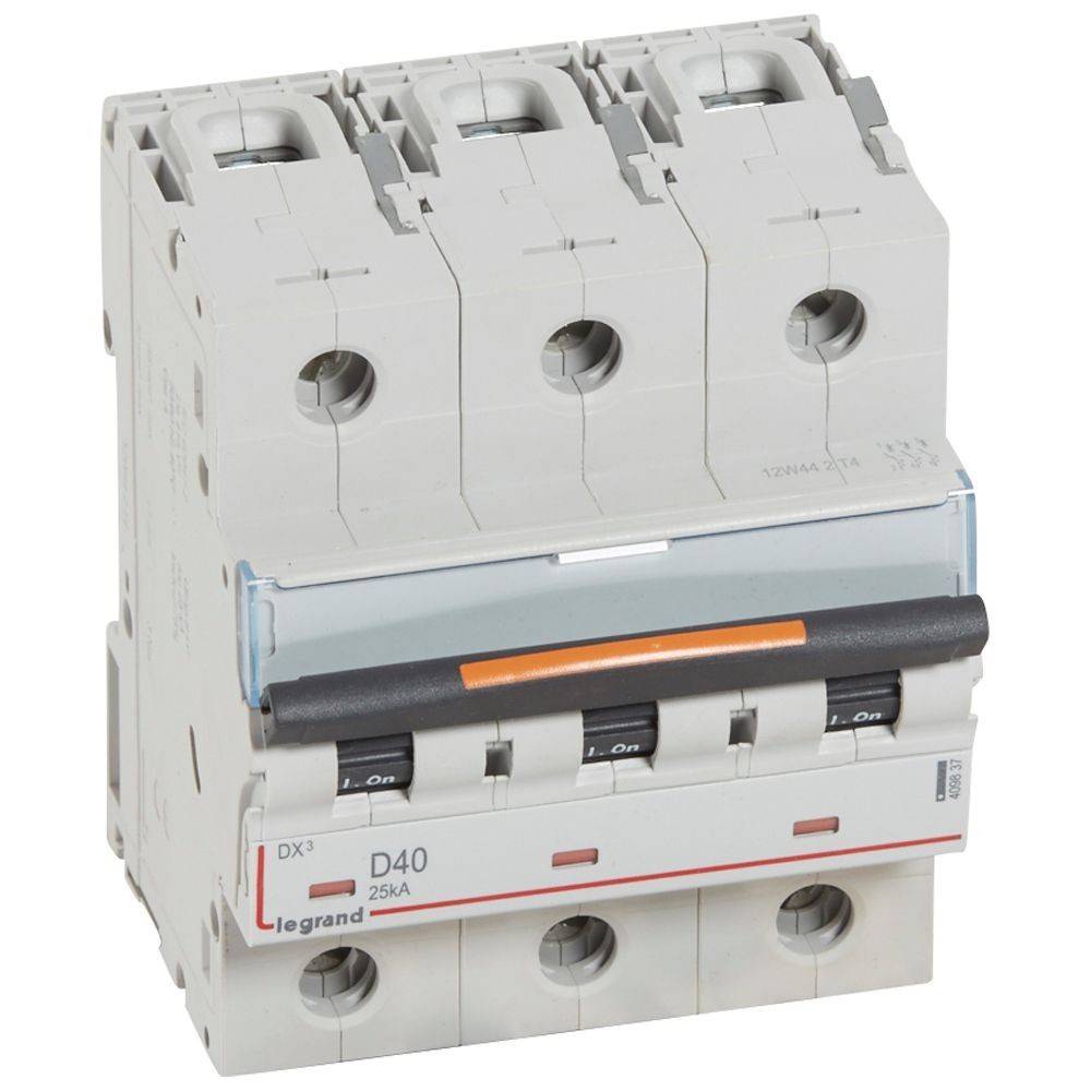 Ein dreipóliger Leistungsschalter mit der Bezeichnung 'Legrand D40 25A' mit Schaltern in der 'Aus'-Position und sichtbaren 'Ein/Aus'-Anzeigen.