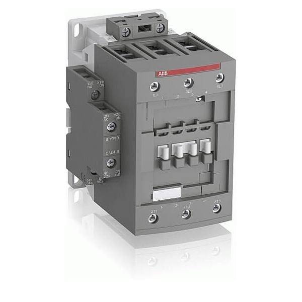 Ein elektrischer Kontaktor mit mehreren Anschlusspunkten und beschrifteten Klemmen, der zum Steuern und Schalten elektrischer Stromkreise verwendet wird.