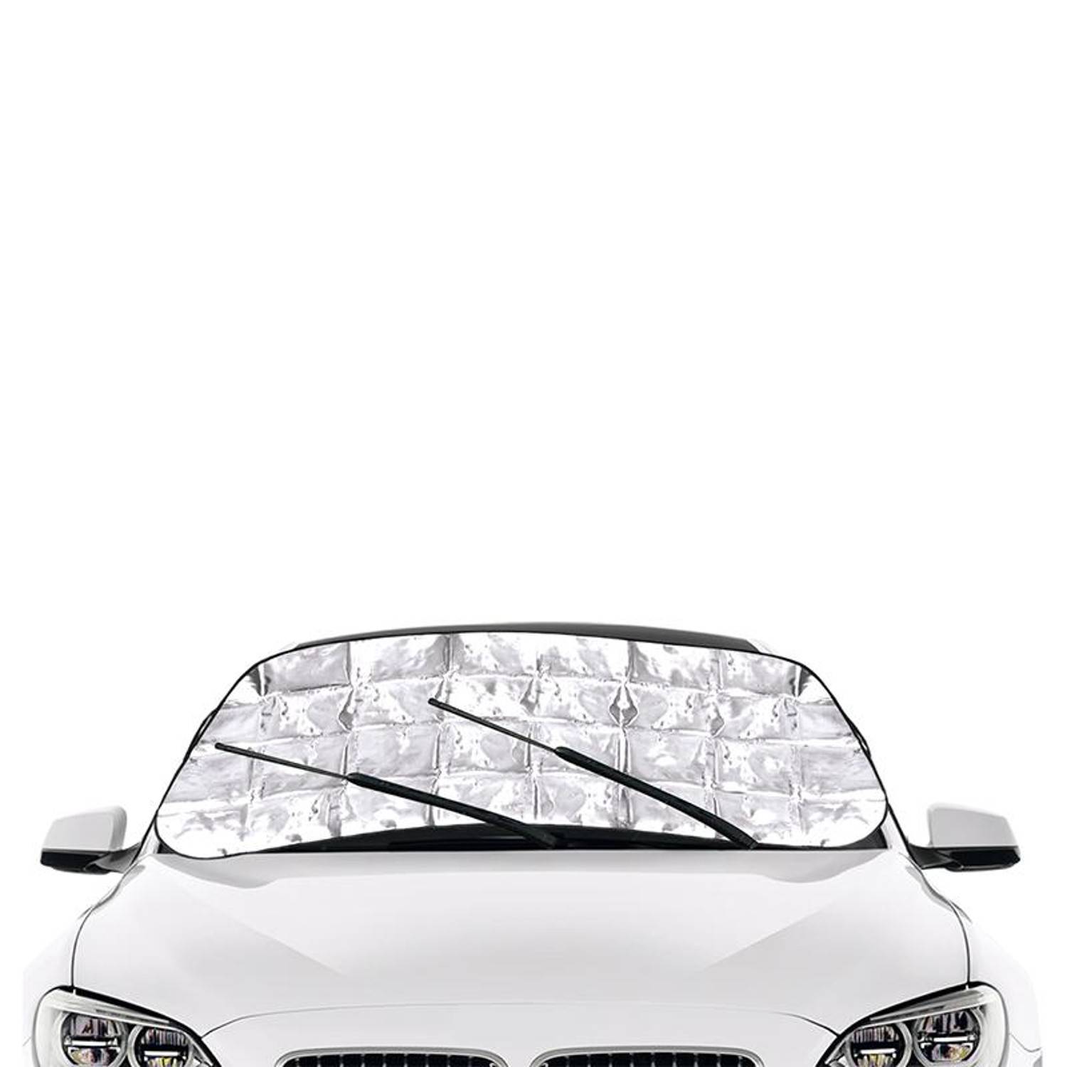 Eine Sonnenschutzblende bedeckt die Windschutzscheibe eines geparkten weißen Autos und reflektiert Sonnenlicht, um eine Wärmestauung im Fahrzeug zu verhindern.