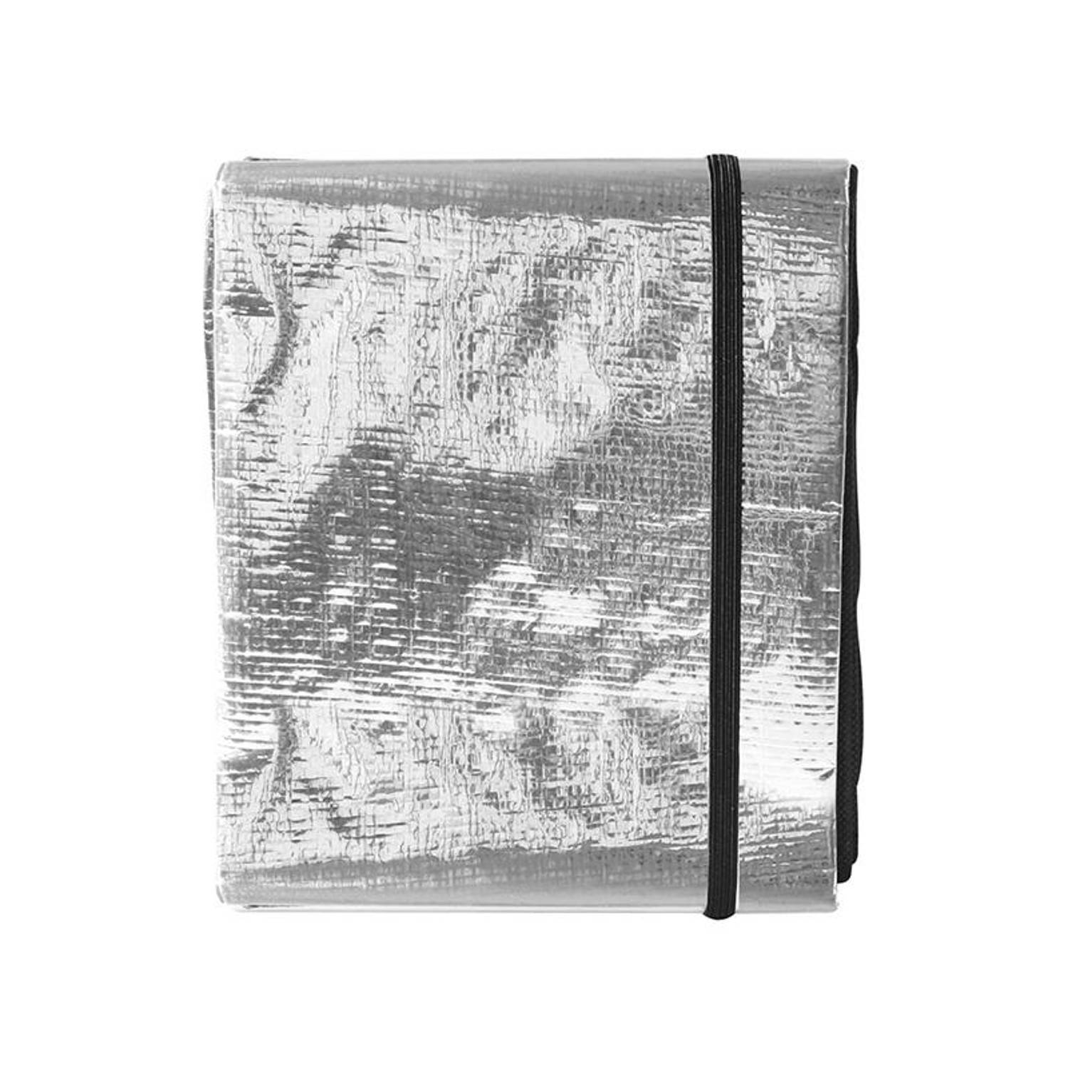 Ein gefalteter silberner Sonnenschirm mit einem schwarzen Gummiband, das darum gewickelt ist. Der Schirm hat eine strukturierte, reflektierende Oberfläche.