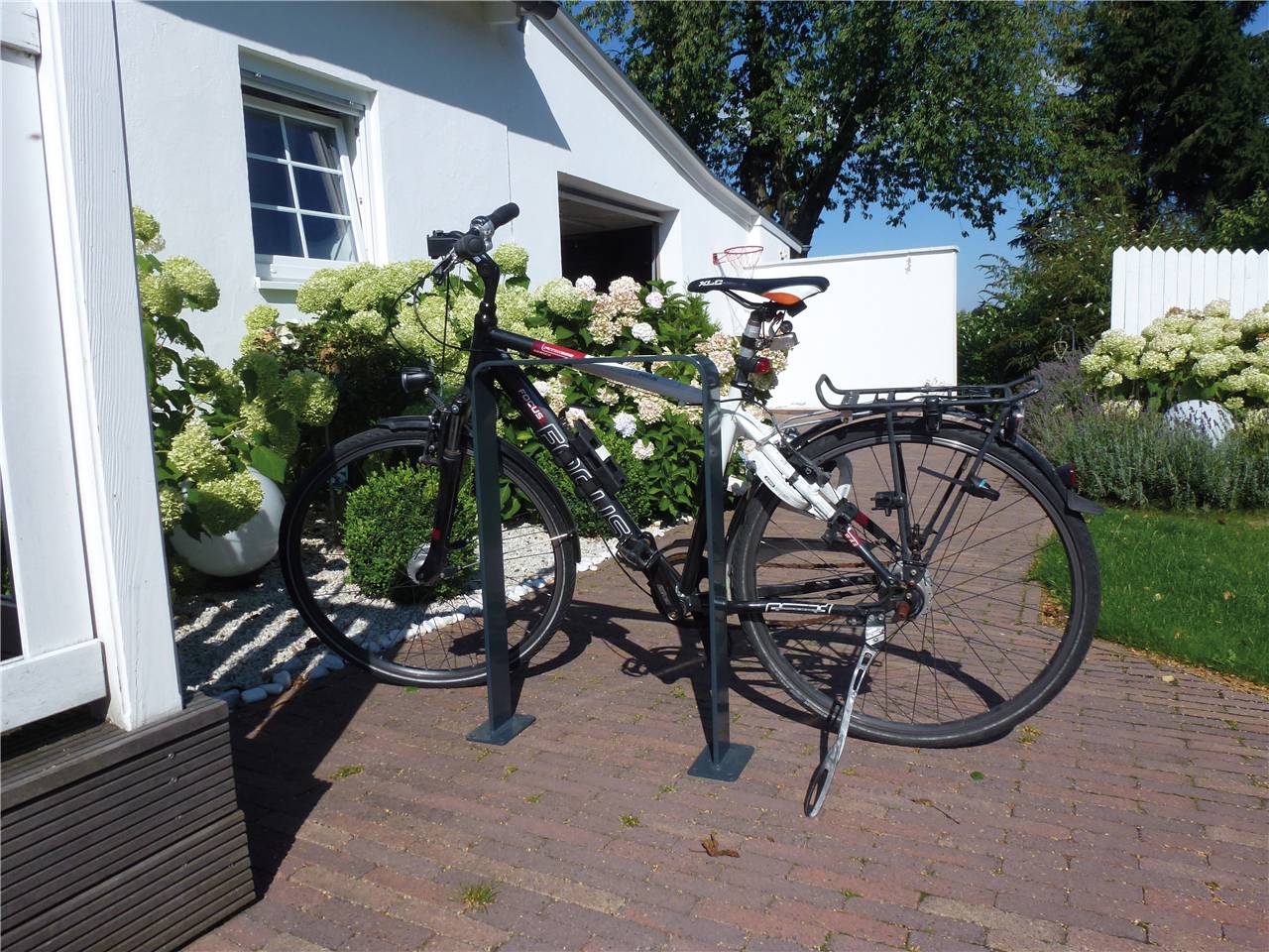 Schake 4053_100 Anlehnbügel aus Flachstahl 80 x 12 mm in gebogener Ausführung mit Querholm Gesamtbreite: 1000 mm feuerve