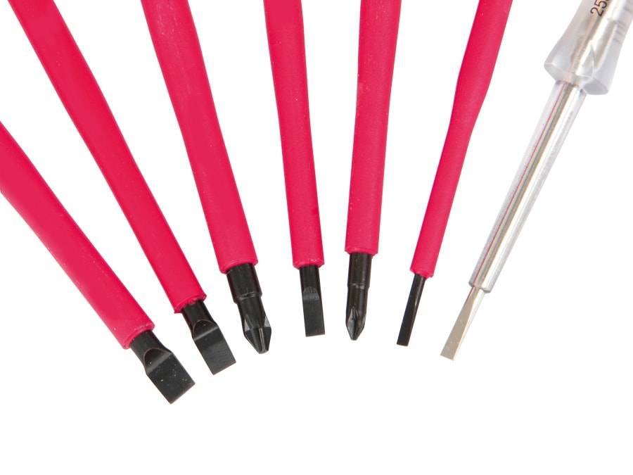 „Satz präziser Schraubendreher mit roten Griffen in verschiedenen Größen, fächerartig auf weißem Hintergrund angeordnet, mit unterschiedlichen Spitzenformen.