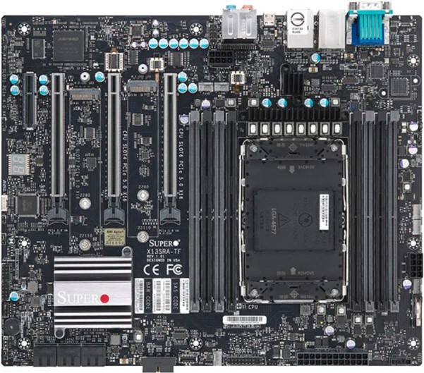 Motherboard mit mehreren PCIe-Slots, RAM-Slots und CPU-Socket, zeigt das Layout eines Supermicro X13SRA-TF Boards.