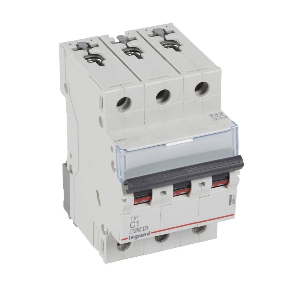 Ein dreipol-Leistungsschalter mit weißer Außenseite und schwarzem Schalter, verwendet für elektrische Sicherheit und Steuerung in Wohn- oder gewerblichen Bereichen.