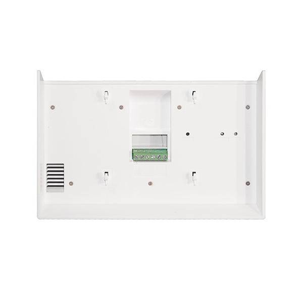 Eine weiße Kunststoff-Montageklammer mit leerer Mittelfläche, die mehrere Schraubenlöcher zur Montage aufweist.