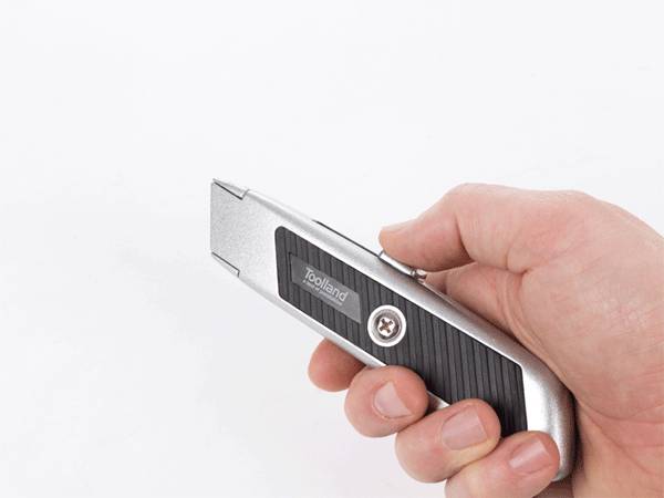 CUTTER MIT AUTOMATISCH EINZIEHBARER KLINGE - METALLGEHÄUSE