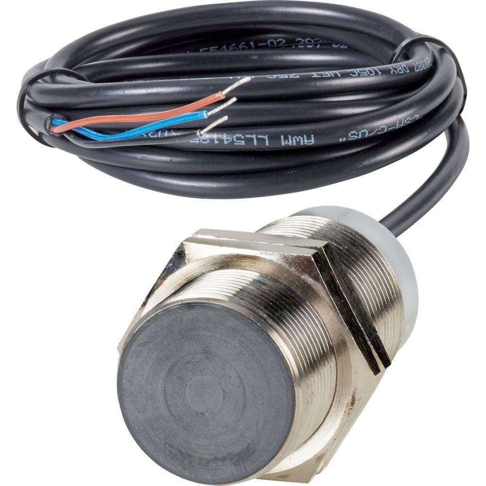 Ein metallischer Näherungssensor mit Gewindeschaft und Kabel zur elektrischen Anschlussverbindung, der zum berührungslosen Objekterkennen verwendet wird.