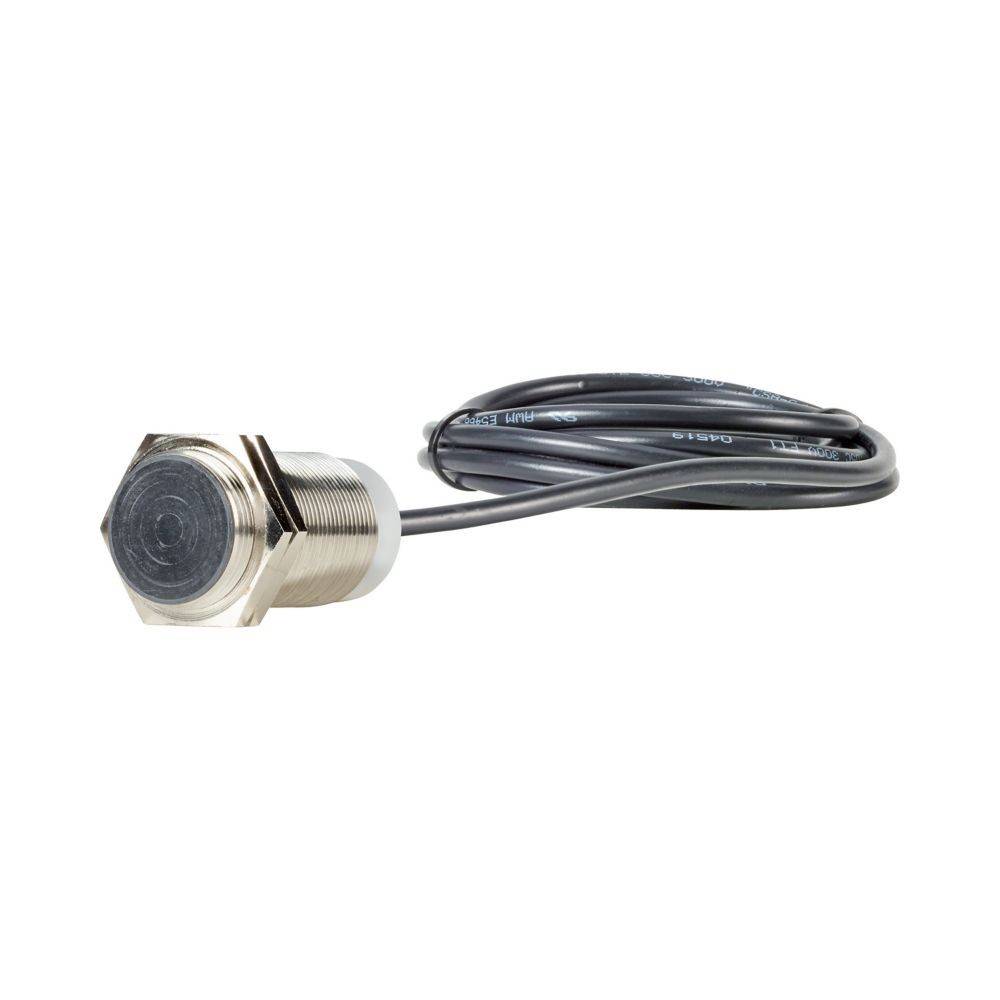Ein metallischer Sensor mit einem gewindeten zylindrischen Körper, der mit einem langen schwarzen Kabel verbunden ist und für industrielle Anwendungen oder Maschinenbau verwendet wird.