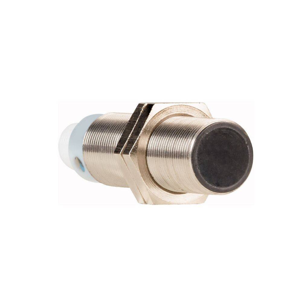Ein metallischer zylindrischer Sensor mit einer kreisrunden schwarzen Spitze, der zum Erkennen von Objekten verwendet wird, wird vor einem einfarbigen weißen Hintergrund gezeigt.