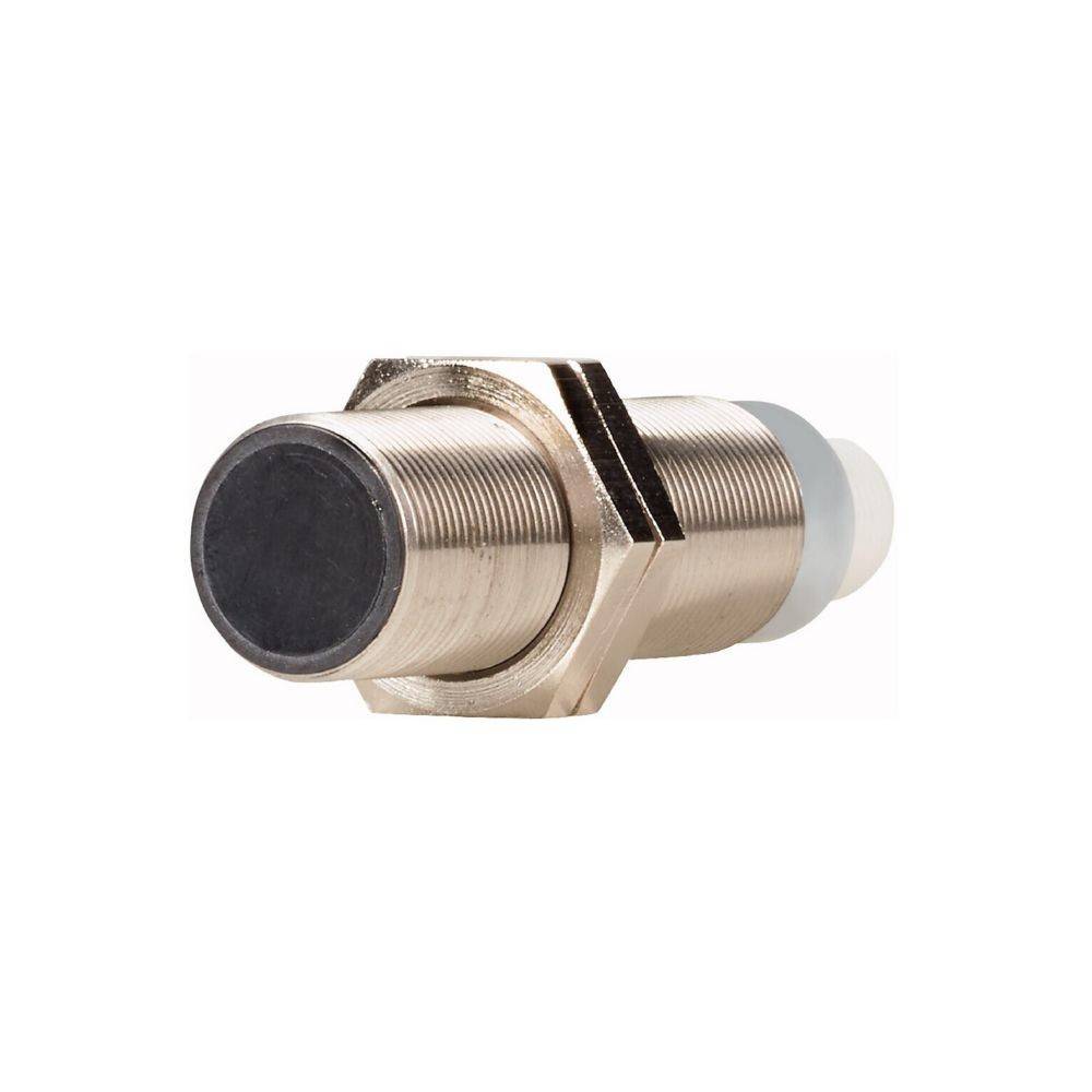 Ein zylindrischer Metallsensor mit einer sechseckigen Befestigungsmutter, der auf einem weißen Hintergrund dargestellt ist. Er verfügt über eine schwarze Detektionsoberfläche.
