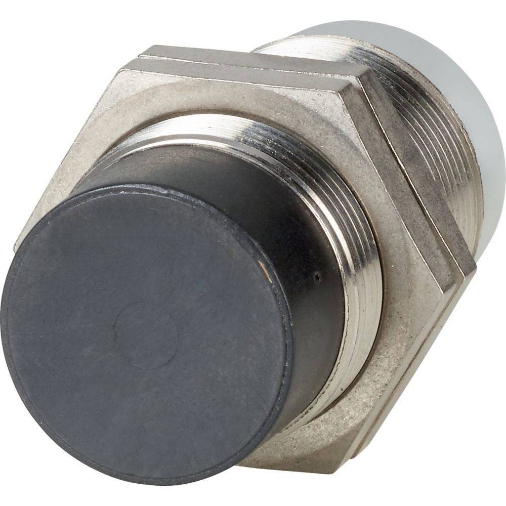 Eine Nahaufnahme eines Metall-Druckknopfschalters mit einem schwarzen kreisförmigen Knopf, der in einem sechseckigen Gehäuse montiert ist, wahrscheinlich für elektronische Geräte verwendet.
